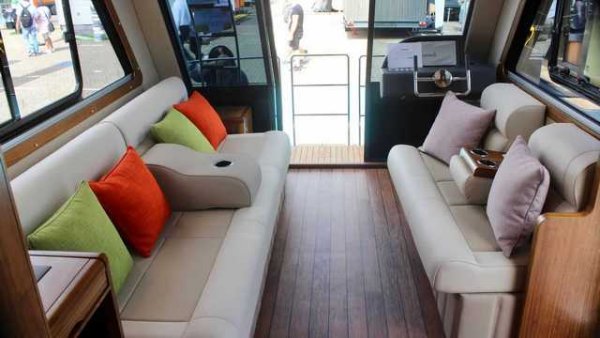 Caracat 860 е роден от интуицията на немската компания Schneider Caravaning. Захранването на борда се осигурява от акумулаторни батерии, но може да се разшири с помощта на 200 W соларен панел Tomatech. Базова цена 130 000 евро.